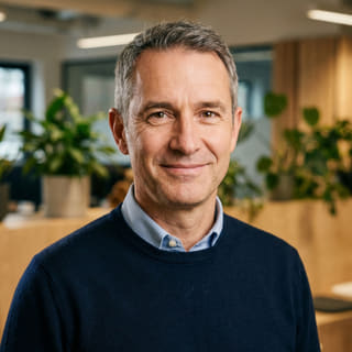 Zdjęcie profilowe Jamesa Mitchella, opisanego jako dyrektor generalny w Sokół Rentovin