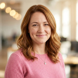Emily Watson, przedstawiona jako dyrektor ds. obsługi klienta w Sokół Rentovin, na zdjęciu profilowym